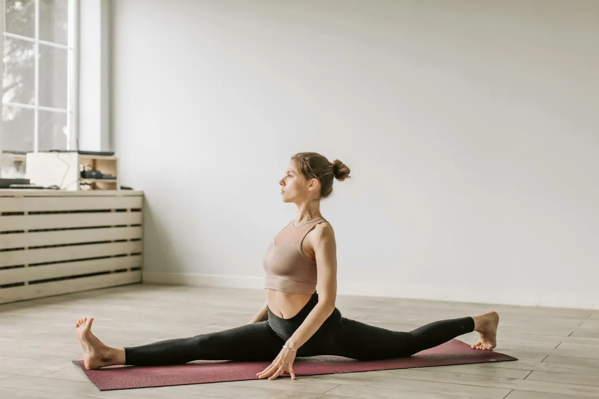 Стречинг във Варна — жена прави шпагат в студио за стречинг